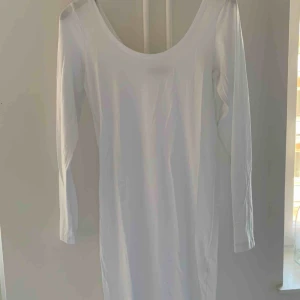  - Lång armad stretch klänning i vitt. Gjord av bomull, super mjuk och skön att ha på! 