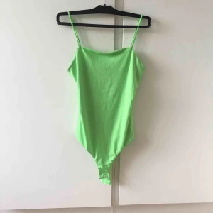  - Neongrön jätteskön body från bikbok! 
