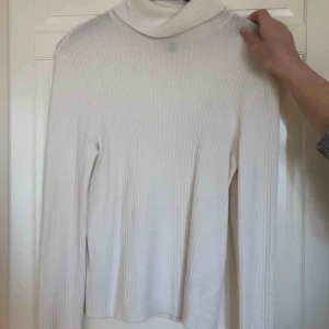  - Polotröja. Väldigt mjuk i tyget och inget sticks!  
