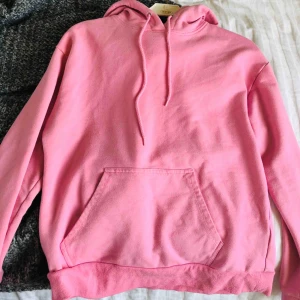  - Jätte fin rosa hoddie från Stay (carlings). Perfekt nu till våren! Köparen står för frakt💗