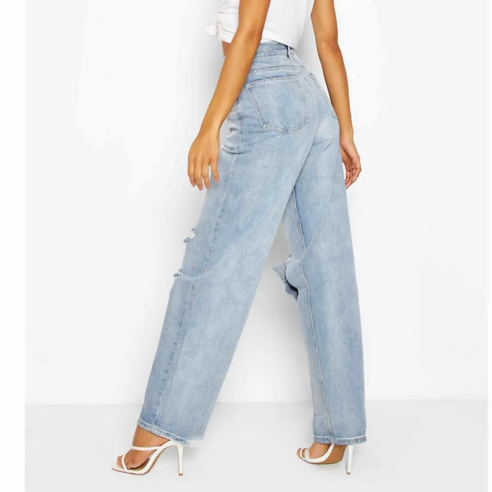 Säljer dessa jättefina och trendiga jeans ifrån booHoo då dem tyvärr inte var rätt storlek för mig🥰 . Jeans & Byxor.