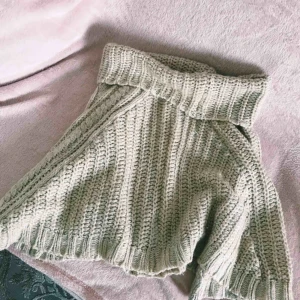  - Mysig stickad poncho. Beige i färgen och kliar inte. Köpt i USA!