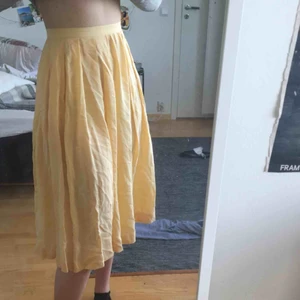  - Gul och somrig vintage-kjol! Det är lite genomskinlig men man kan alltid ha ljusa underkläder så syns det inte! 💛