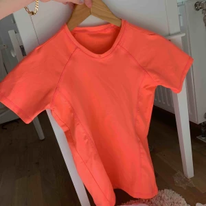  - Träningströja i skönt åtsittande material. 