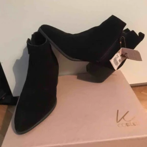  - Helt nya i kartong, kvitto och allt finns såklart. Köpta för 1000 riksdaler men ett väldigt impulsivt köp då jag inte har den stilen längre . Strl 35 men passar även 36