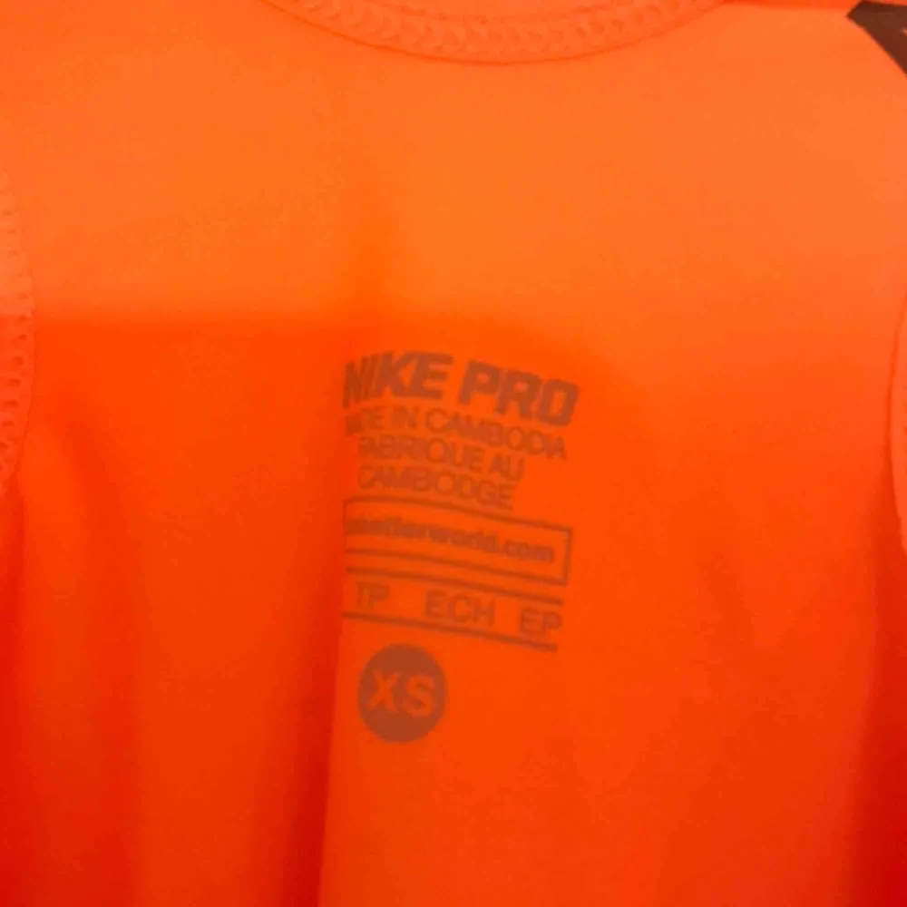 Neon orange Nike linne! . Hoodies.