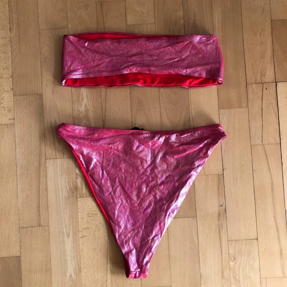 Säljer denna rosa skimmriga bikinin. Den ser lite knasig ut såhär men är faktiskt riktigt snygg på! Underdelen är högmidjad och toppen bandeu. Endast testad 💞. Övrigt.