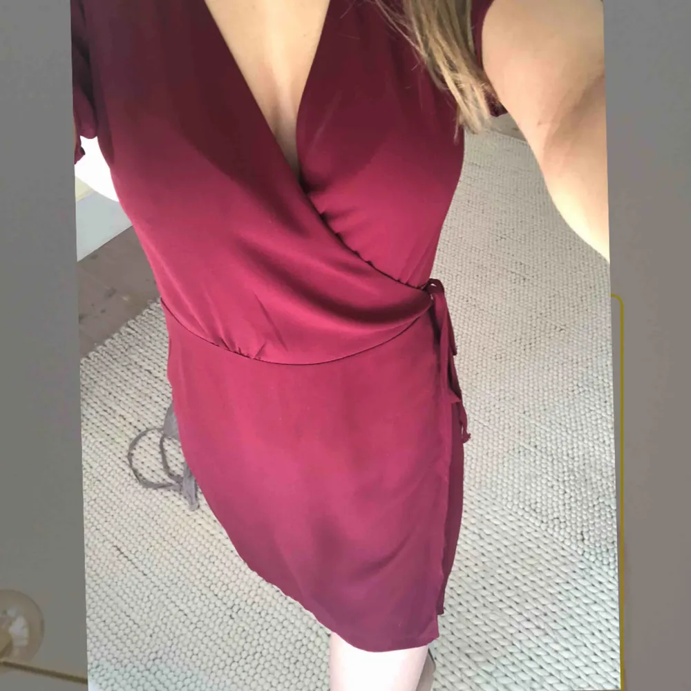 Superfin vinröd klänning med knytning i sidan. Tunt material, perfekt till sommaren. . Klänningar.