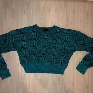  - Säljer denna fina tröja då den inte kommer till användning längre. Croppad stickad tröja i asmysigt material💗💗