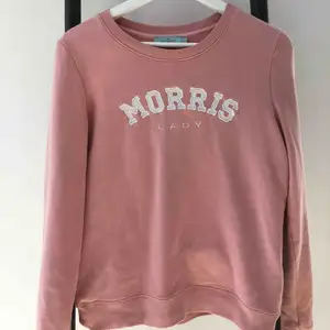 En superfin tröja från Morris, självklart äkta.  Tyvärr har den fått en solblekt fläck precis vid märket, därav det låga priset💛  Skriv för fler frågor om hur den ser ut på. Kram