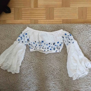  - Superfin offshoulder topp med trumpetärmar från Pull&Bear. Storlek S