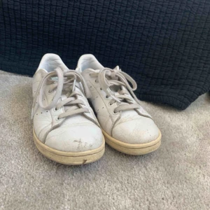  - Säljer dessa superfina sneakers från adidas. Storlek 37 & 1/3.