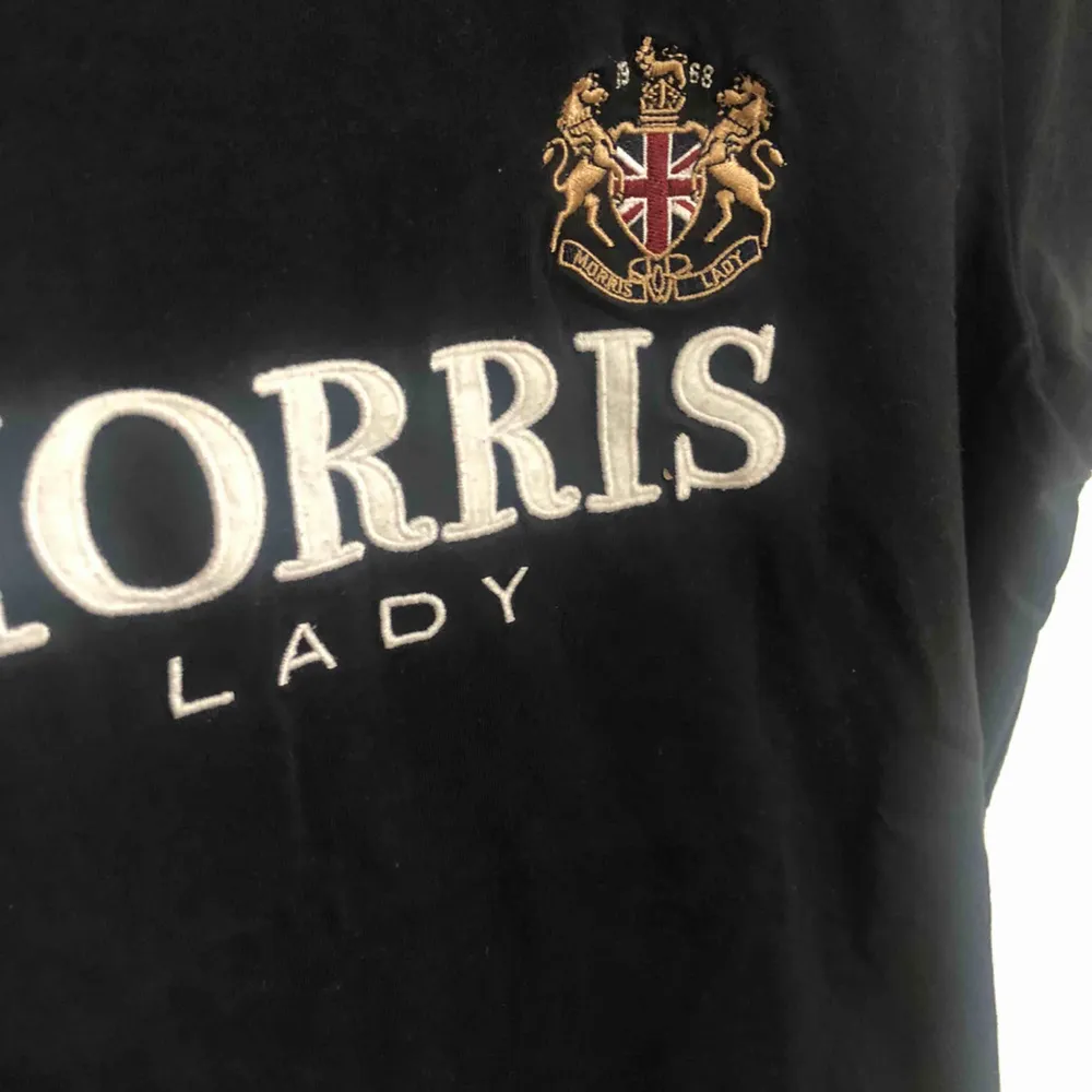 MORRIS T-SHIRT  Säljer min fina Morris t-shorts som är mycket sparsamt använd, säljer den då det inte riktigt är min personliga stil längre. Den är i mycket gott skick! Storlek M, men passar även en S. Frakten är inte inkluderad i priset. 💓. T-shirts.