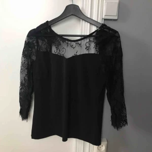  - En sååå fin fest topp med spets på ärmarna. Man knyter den bak i nacken så den är lite öppen men funkar ändå att ha bh i om man vill 😍 köpare står för frakt