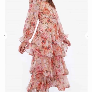  - intressekoll på denna superfina klänningen från chiquelle! Köpt för att använda på bröllop i sommar som tyvärr vart inställt och för sent att lämna tillbaka!  ❤️🥺