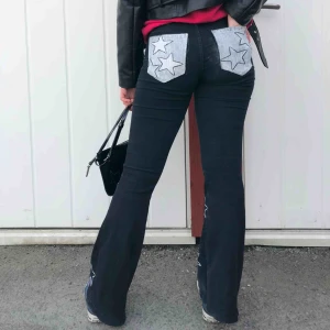 Svarta handmålade bootcut jeans - Pris: 300kr  Skick: Begagnat Tvätt: 40 grader Dm vid intresse ⭐️ ❌Märkte efter fotograferingen att de finns vit färg utanför den högre fickan. Jag ser till så att färgen är borta innan försäljning❌