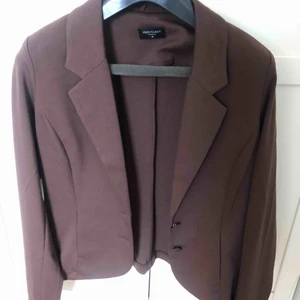  - Brun kavaj från free/quent.