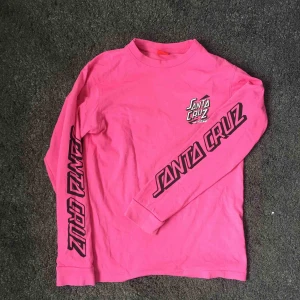  - Rosa Santa cruz långärmad tröja. Jättefint skick! Frakt 50kr, kan mötas upp i Göteborg. (Katt finns i hemmet)