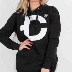  - Säljer dirtcult tjocktröja svart.Dem som har S kan ha denna, dem är väldigt små i storlekarna. Använt en gång men kan inte ha den alls. Frakt står köparen för. 💖🌞 hör av er för mer info Nypris 599