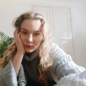 Stickad tröja  - Ultimata stickade tröjan (M) för en myskväll 😍 Tjockstickad med en hög krage man kan gömma sig i 💛💛💛 Denna mysiga tröja behöver just nu en ny ägare, är det du som är de kanske? Passa på att unna dig nu i karantäntider 😊💛