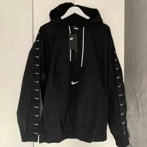 Nike Swoosh anorak half zip. Oanvänd och tags kvar. Nypris 1000 kr. 