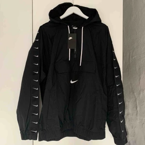  - Nike Swoosh anorak half zip. Oanvänd och tags kvar. Nypris 1000 kr. 