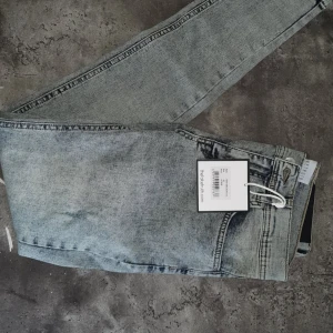Jeans från FakeTruth. - Aldrig använda. Ska dom skickas tillkommer spårbar frakt 63kr. 