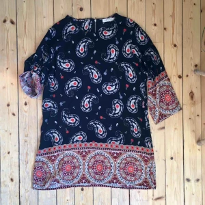  - Klänning i fint paisleymönstrat tyg. Dragkedja i ryggen och ärmar som går att rulla upp och fästa med knappar (på första bilden är ena ärmen upprullad och den andra nere).  Står L-XL i men jag skulle säga att den är mer M. Knappt använd.