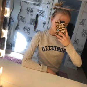  - Aldrig andvänd grå Bondelid tröja. Storlek xs 100kr 