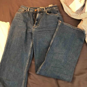  - Jeans från Cubus, bra skick, färgen blev verkligen så olika på bilderna men de är blåare än första bilden och mörkare än andra, någon blandning om det går att tänka sig... De är insydda i midjan, mötas upp i Stockholm eller frakta💕