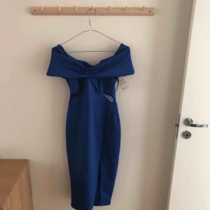  - Fin klänning för festliga tillfällen. Skulle haft på ett bröllop men hittade en annan nu får jag inte på den pga graviditet.