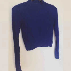  - Kort kornblå polotröja fr Monki. Tunt stickad. Fint skick.