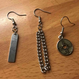 Örhängen - Custommizade örhängen. 25 kr per styck. Den runda är såld! Frakt ligger på 11 kr. ⛓⛓⛓⛓⛓⛓