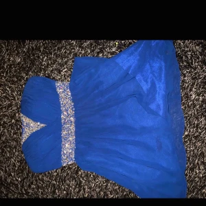  - Fest klänning använd en gång. Sitter bra och åker inte ner. Enkel men fin. Färgen lyser perfekt 