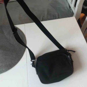 Väska - Säljer min väska köpt från weekday💕💕 frakt: 44kr