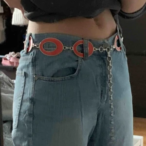  - Så snyggt och unikt skärp, gör en hel outfit :) fraktar eller kan mötas upp i TäbyC. Säljer även dessa byxor!!