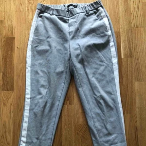  - Kostymbyxor med ankellängd!