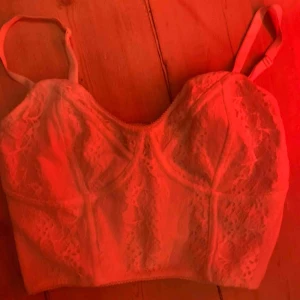  - En super snygg vit spets topp från Bik bok! Det va ett impuls köp och den kom aldrig till användning . Kan mötas upp i Stockholm eller frakta ( gamla priset 250kr i butik) 