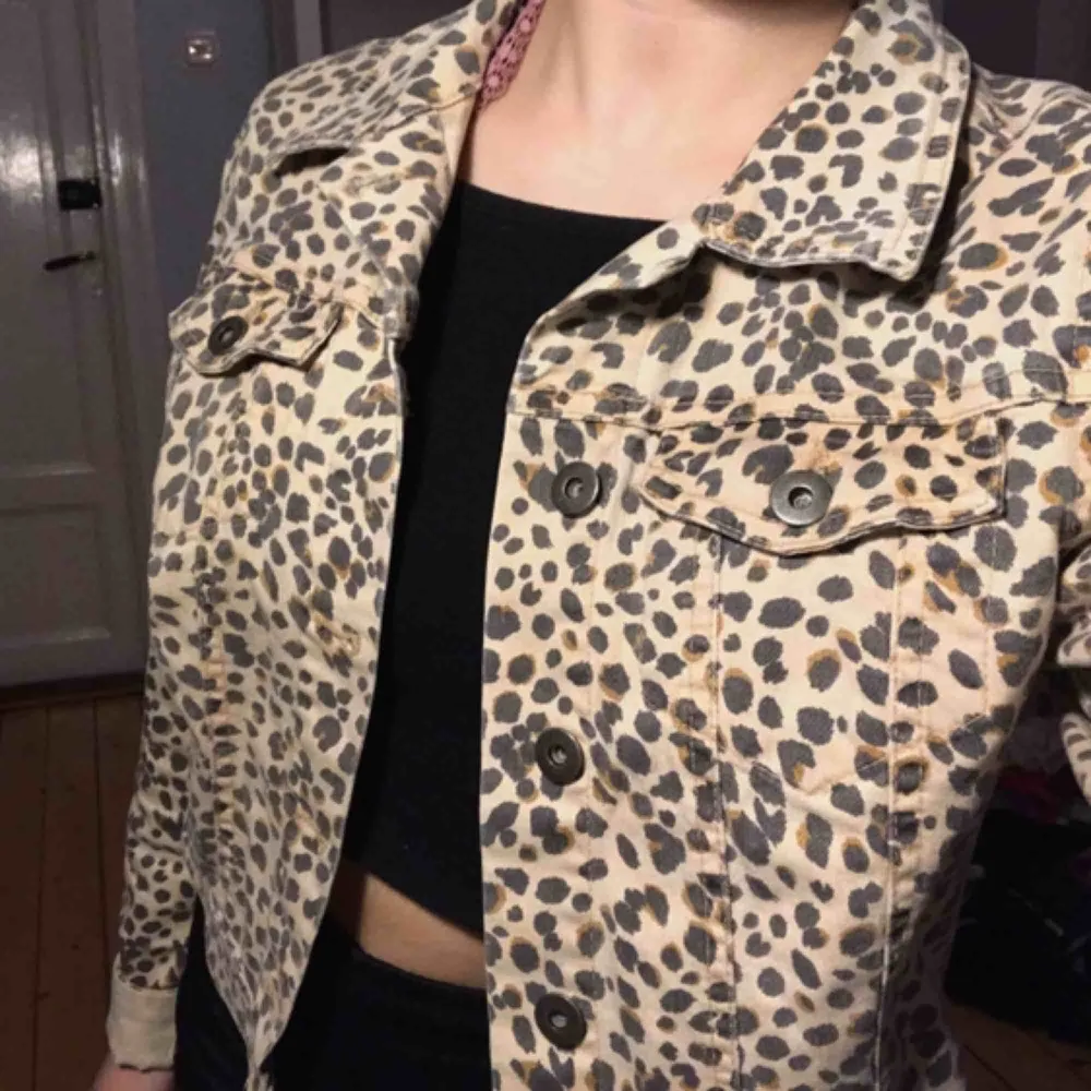 Leopardmönstrad jeansjacka från H&M ✨ byter gärna! (Gäller med alla mina kläder). Jackor.