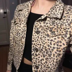 Leopardmönstrad jeansjacka från H&M ✨ byter gärna! (Gäller med alla mina kläder)