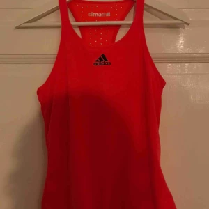  - Neon orange/rött adidaslinne med blå rand nedtill ✨