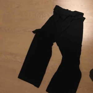  - Fick dom i vintras. Använt en gång. Det är i stretch tyg. Dom är i väldigt väldigt bra skick🌹