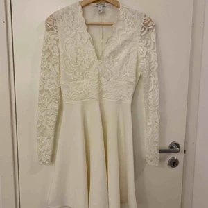 Klänning - Studentklänning i spets upptill och ärmar samt mjukt stretchiga tyg resterande och ryggen. Använd en gång. 