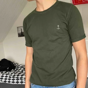  - T-shirt från the blue uniform. Mörkgrön och i bra skick!  Priset är inklusive frakt. Nypris:400kr Funkar på både kvinna o man. Finns likadan i vinröd