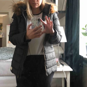  - Odd Molly vinterjacka. Sparsamt använd. Väldigt fint skick. Stl 1 i odd molly och S i vanlig.  Frakt tillkommer 