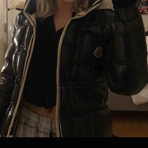  - Säljer min fina Moncler jacka. Den är i nyskick kanppt använd.