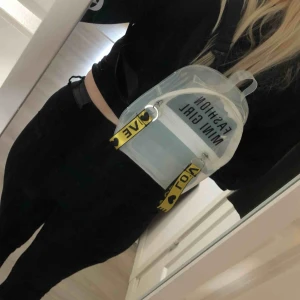  - Söt liten ryggsäck i genomskinlig ”plast”. Tryck ”Mini fashion girl”, text på banden är ”love”. Aldrig använd.