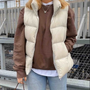  - Hej! Söker denna väst i strl S/M💖 Den får jättegärna vara svart också. Om någon har eller vet var jag kan köpa en liknande, hör gärna av dig😁 