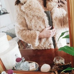 vit pälsjacka 🦢 - vit pälsjacka från Ginatricot, storlek 34 men passar mig som är 38 rätt bra ändå. Hyffsat varm, väldigt mjuk, skön o vårig! runt ett år gammal och en lagad knapp annars felfri 🦢🐓