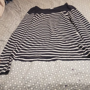 Randag tröja. - De här en randig tröja med lite maten I på armarna och lite på ena axeln. Köparen betalar frakt.